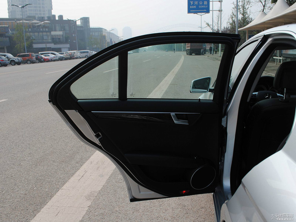 鉆石銀奔馳C級(jí)車廂內(nèi)飾圖片
