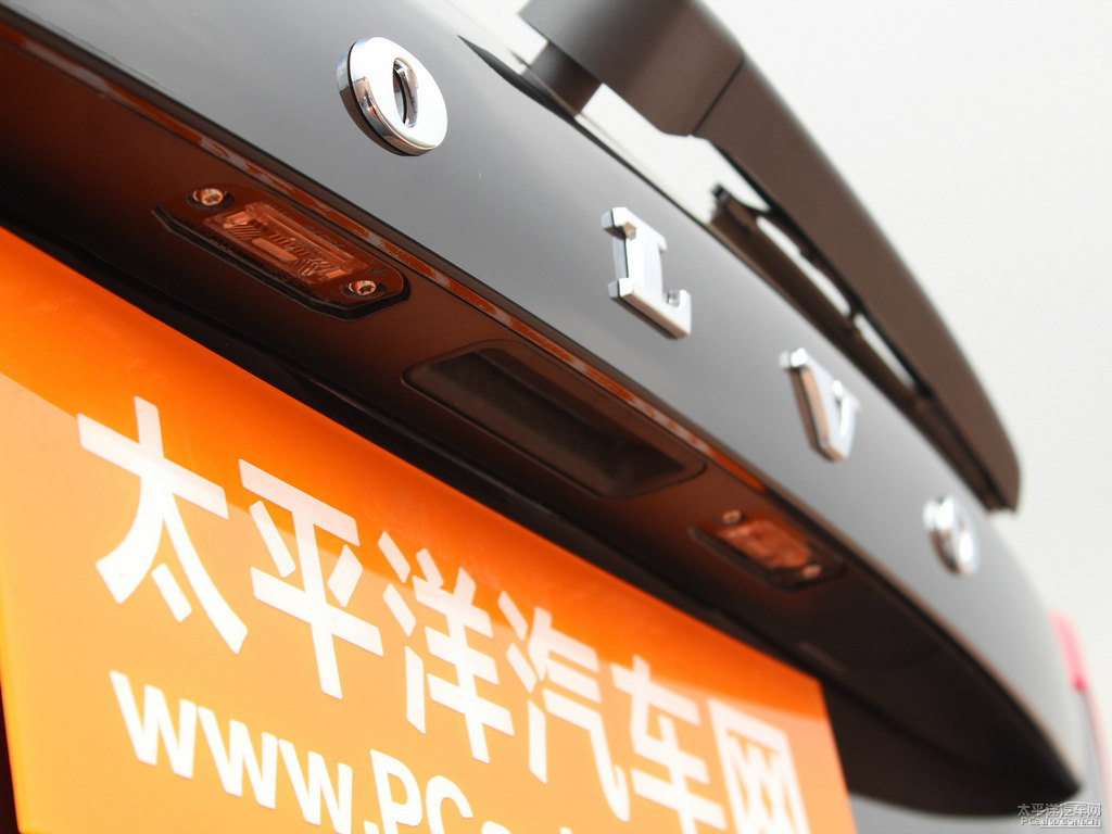 曜石黑沃爾沃V60車(chē)尾外觀圖片