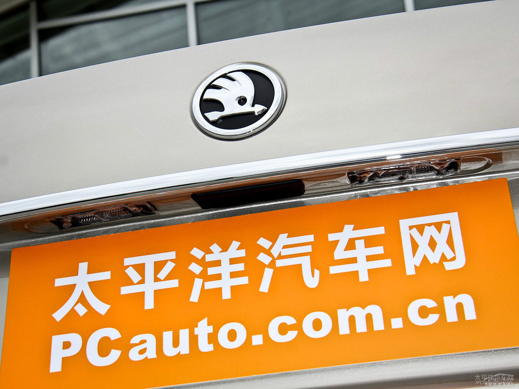 香檳金明銳車尾外觀圖片