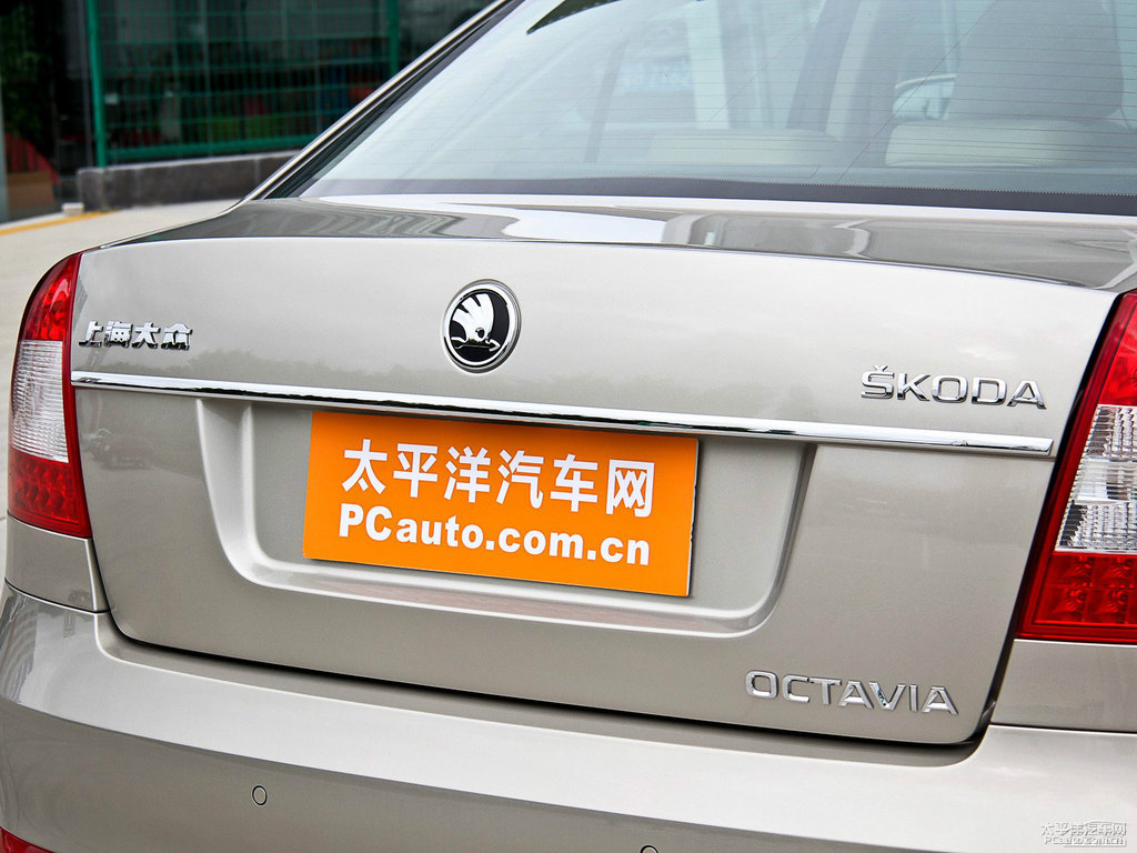 香檳金明銳車尾外觀圖片