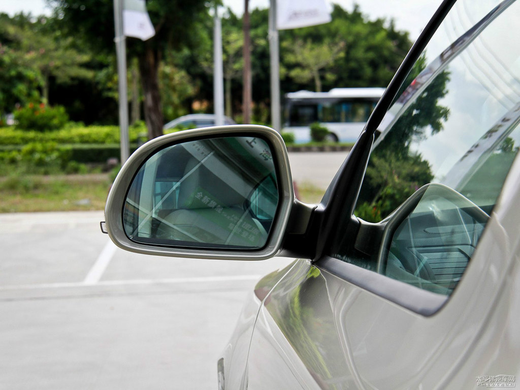 香檳金明銳車身外觀圖片