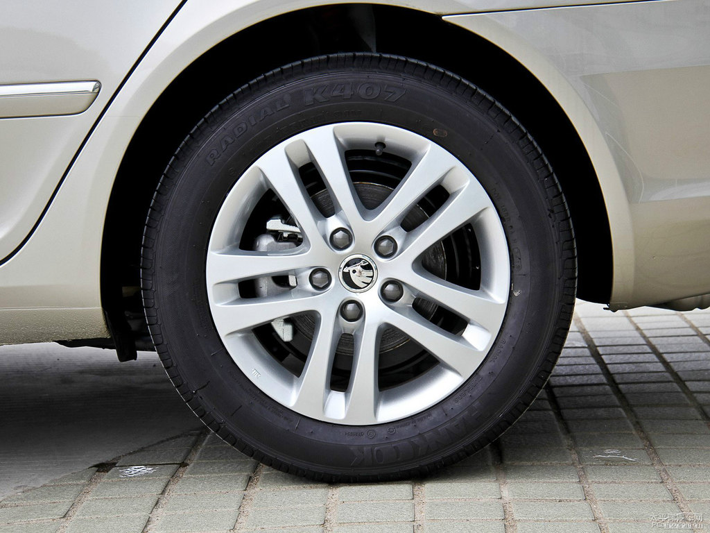 香檳金明銳車身外觀圖片