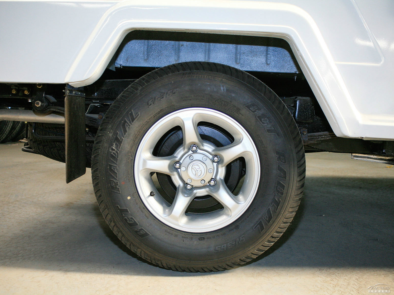 戰(zhàn)旗皮卡外觀高清大圖