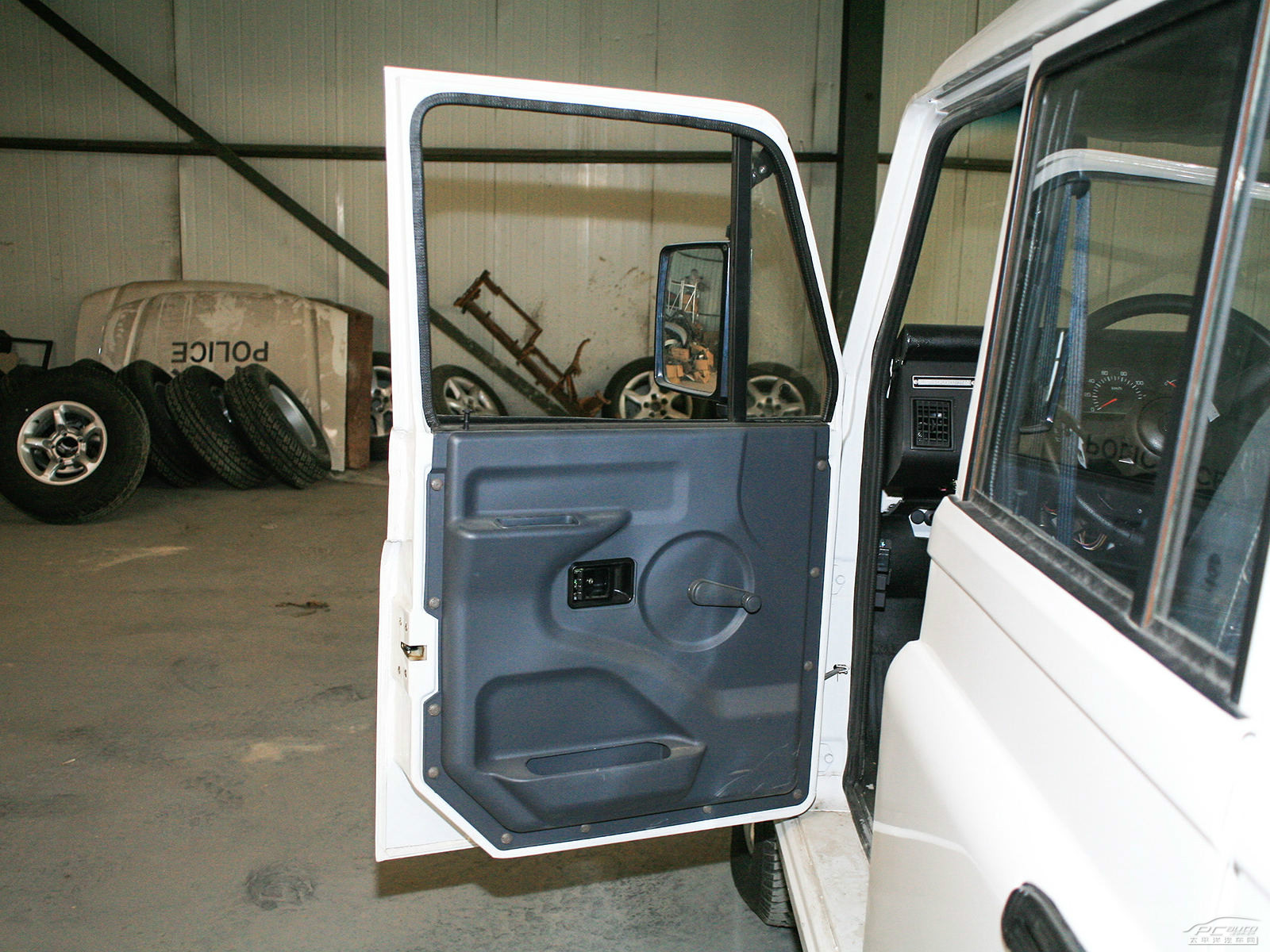 戰(zhàn)旗皮卡內(nèi)飾高清大圖