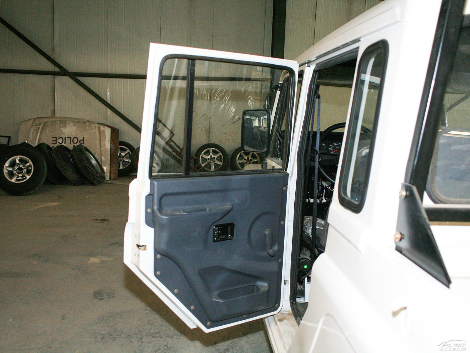 戰(zhàn)旗皮卡內(nèi)飾高清大圖