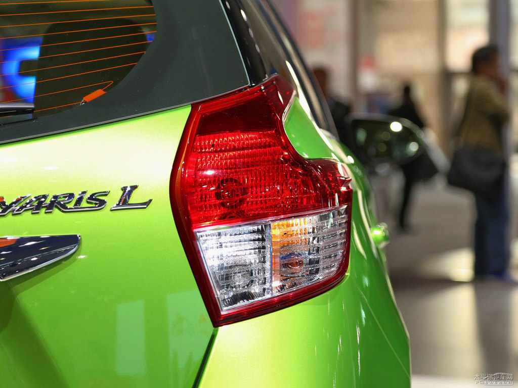 炫彩綠YARiS L 致炫車尾外觀圖片