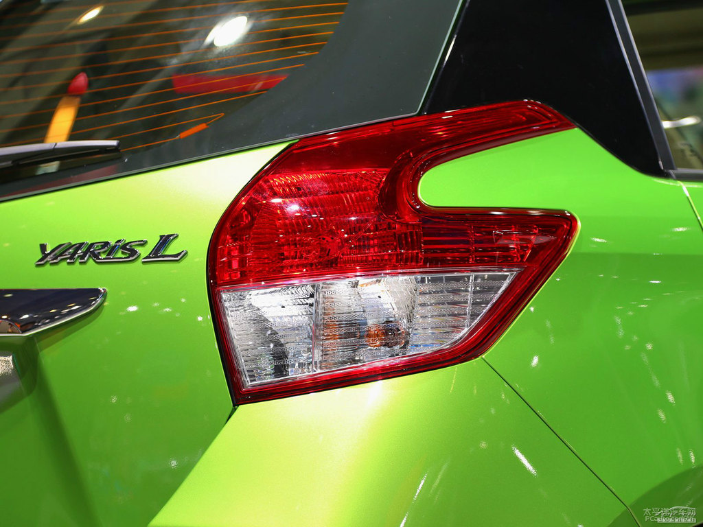 炫彩綠YARiS L 致炫車尾外觀圖片