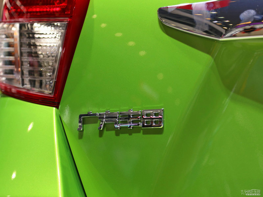 炫彩綠YARiS L 致炫車尾外觀圖片