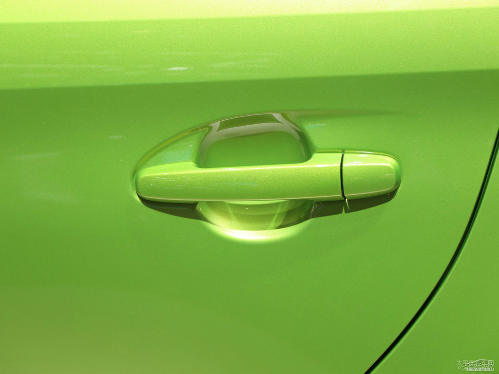 炫彩綠YARiS L 致炫車身外觀圖片