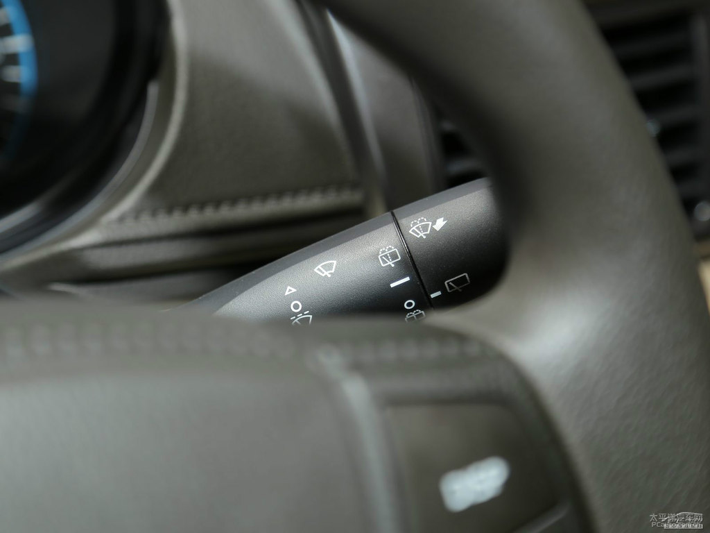 炫彩綠YARiS L 致炫中控內飾圖片