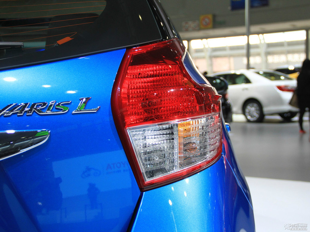 極光藍YARiS L 致炫車尾外觀圖片