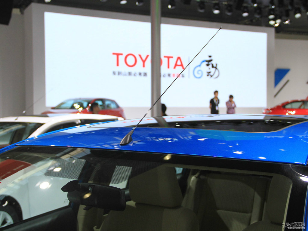 極光藍YARiS L 致炫車身外觀圖片