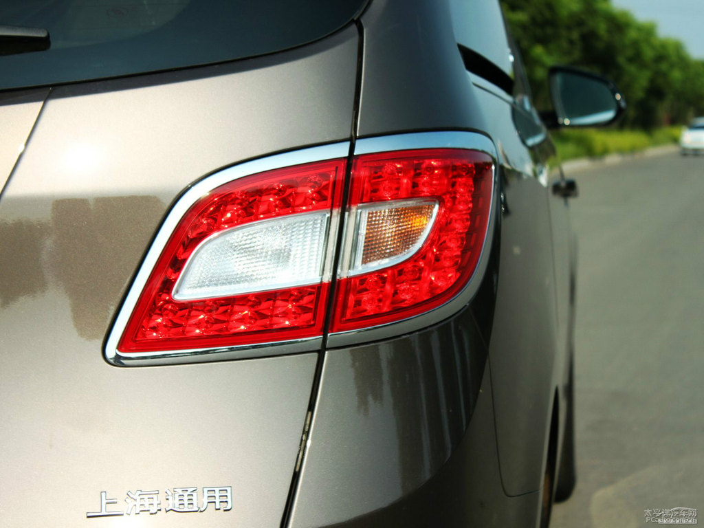 琥珀金別克GL8車尾外觀圖片