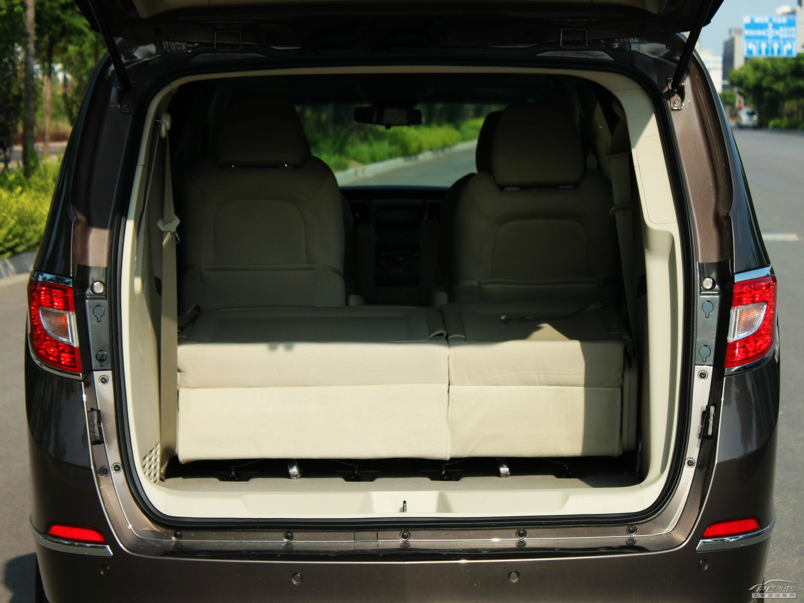 別克GL8空間高清大圖