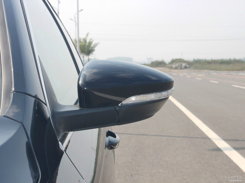 幻影黑邁騰車身外觀圖片
