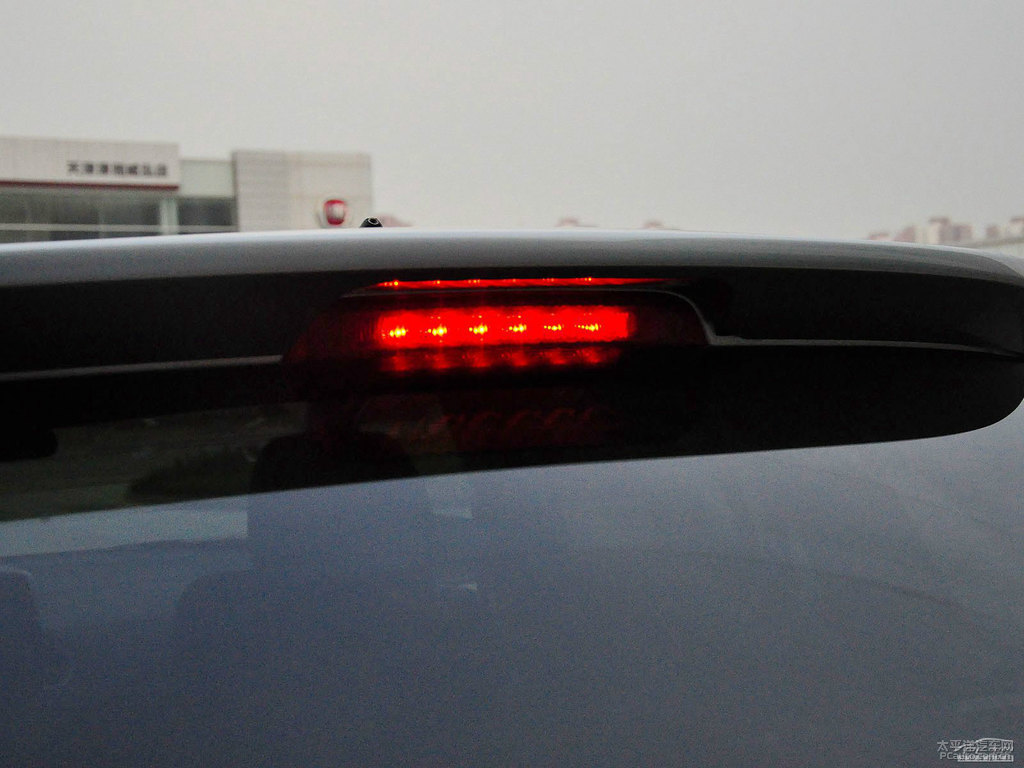 碧亮銀科雷傲(進(jìn)口)車(chē)尾外觀圖片