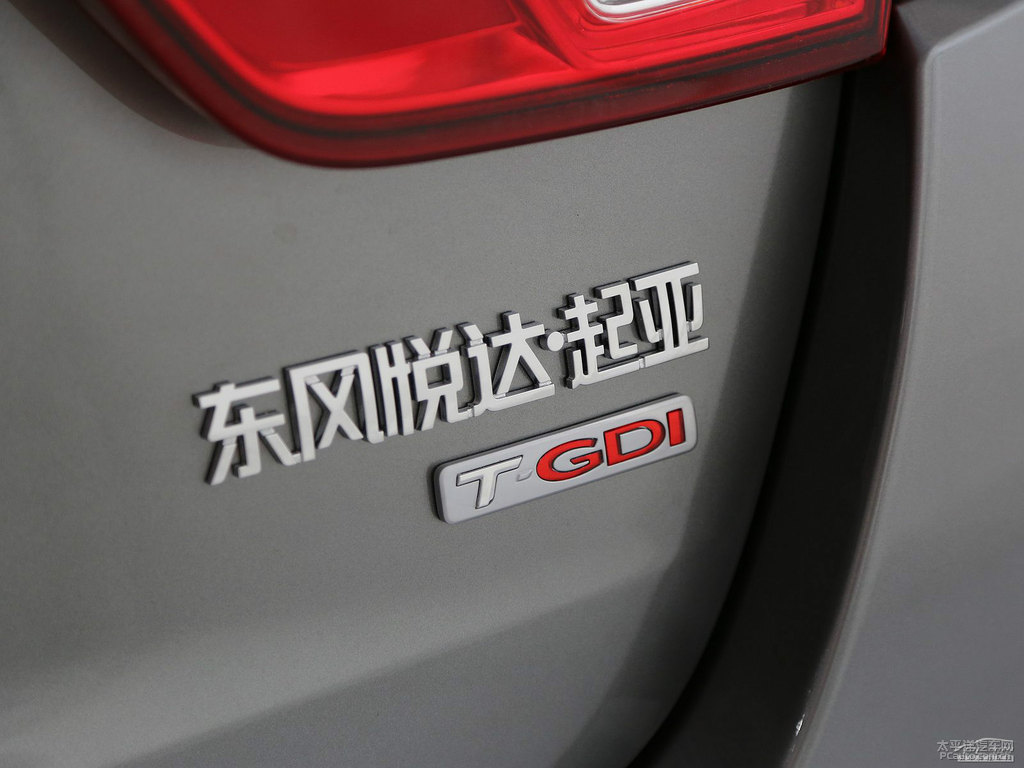 鈦銀色起亞K5凱酷車尾外觀圖片