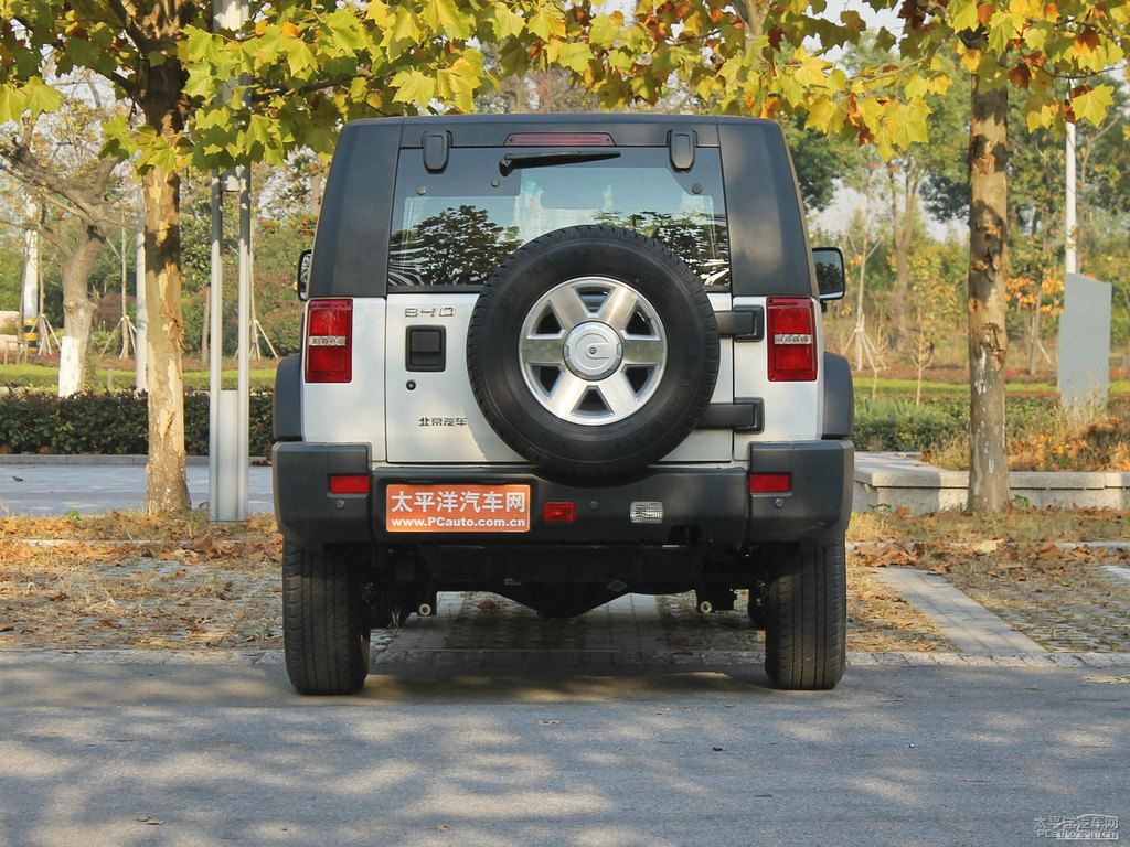 珠峰白北京BJ40整車外觀外觀圖片