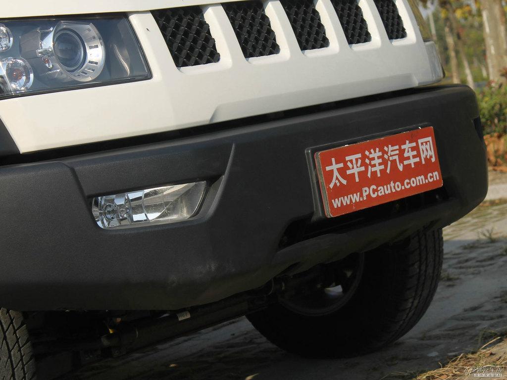 珠峰白北京BJ40車(chē)頭外觀圖片