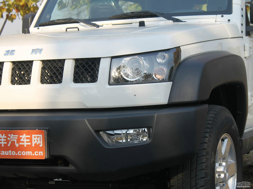 珠峰白北京BJ40車(chē)頭外觀圖片
