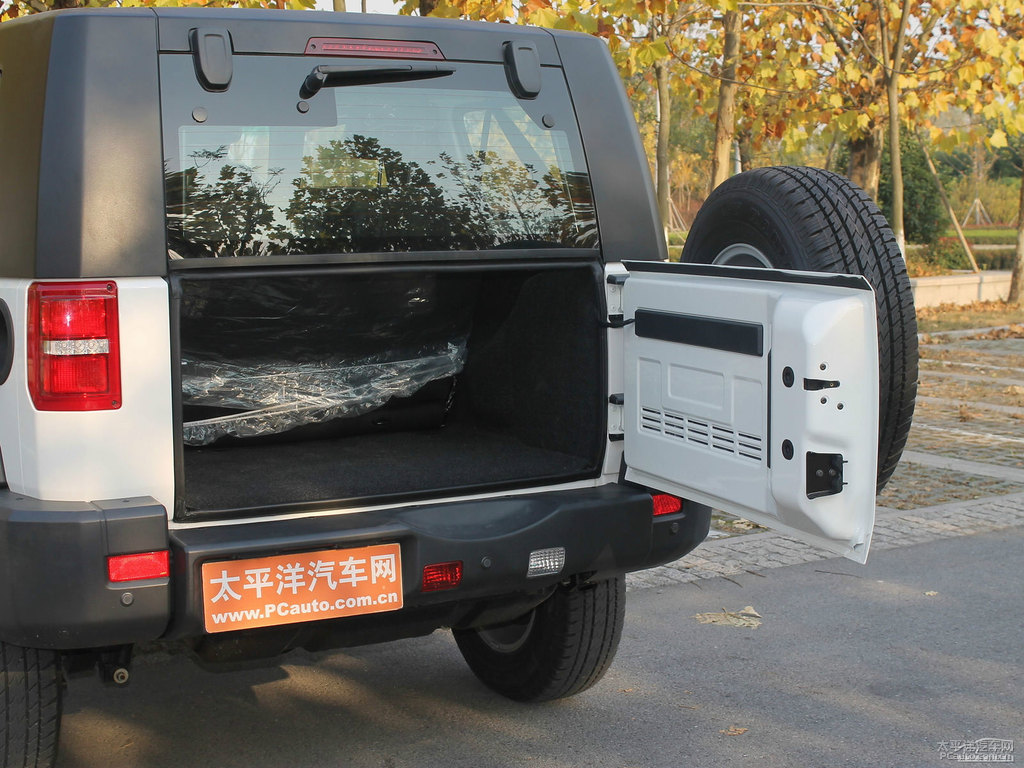 珠峰白北京BJ40后備廂空間圖片