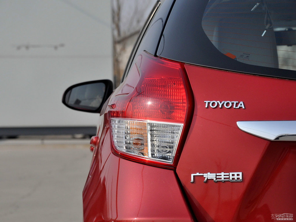 珊瑚紅YARiS L 致炫車尾外觀圖片