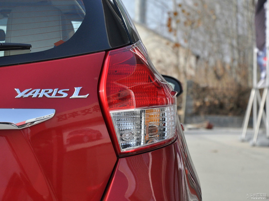珊瑚紅YARiS L 致炫車尾外觀圖片