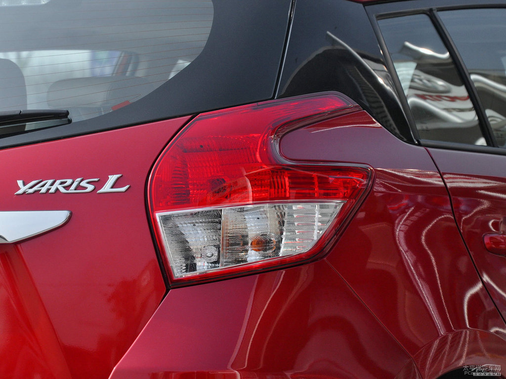 珊瑚紅YARiS L 致炫車尾外觀圖片