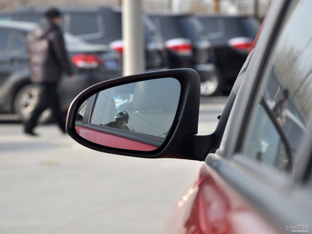 珊瑚紅YARiS L 致炫車身外觀圖片