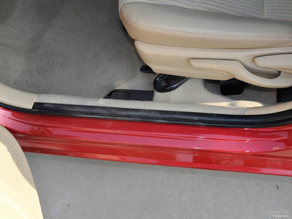 珊瑚紅YARiS L 致炫車廂內飾圖片