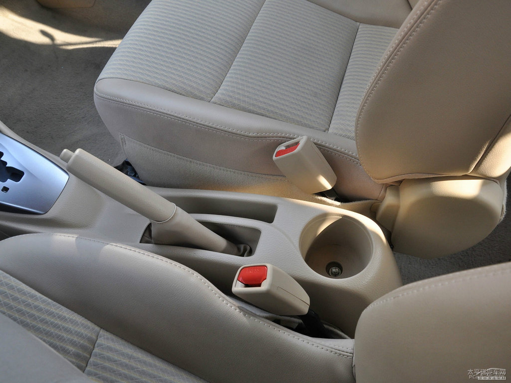 珊瑚紅YARiS L 致炫座椅內(nèi)飾圖片