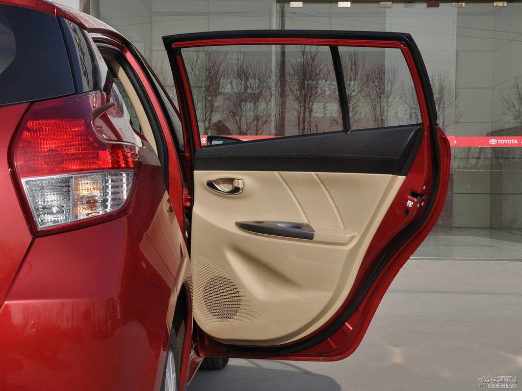 珊瑚紅YARiS L 致炫車廂內(nèi)飾圖片