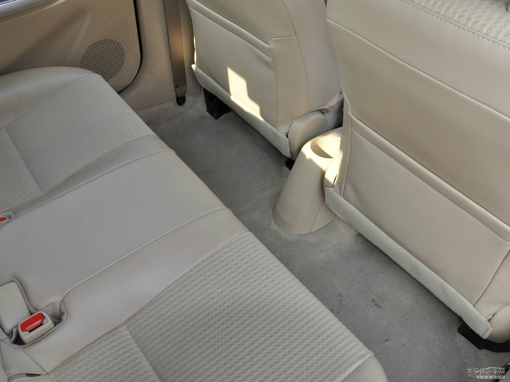 珊瑚紅YARiS L 致炫駕乘空間空間圖片