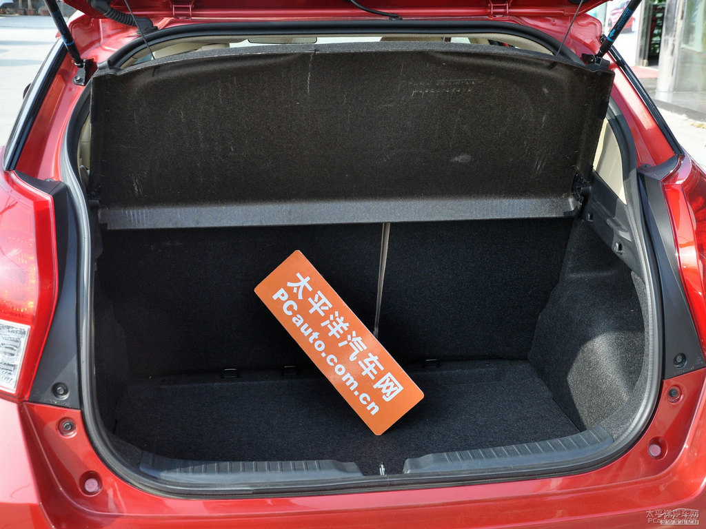 珊瑚紅YARiS L 致炫后備廂空間圖片