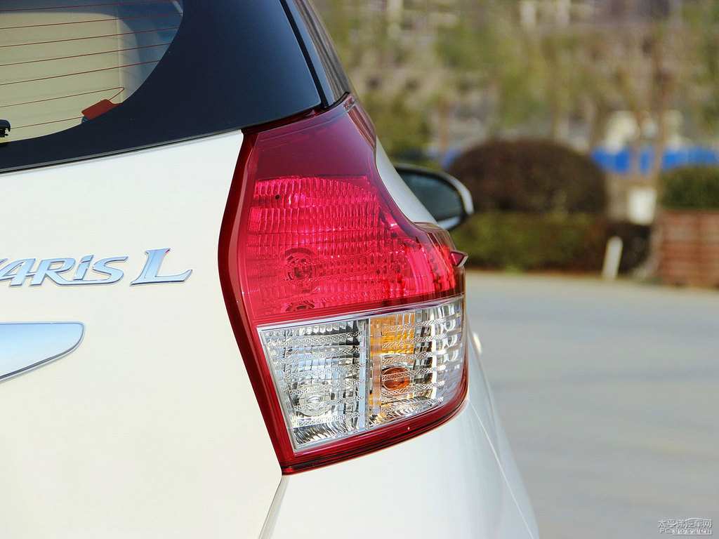 天際白YARiS L 致炫車(chē)尾外觀圖片