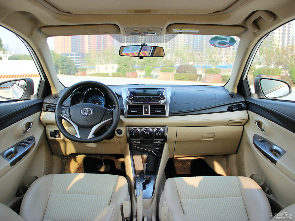 天際白YARiS L 致炫中控內(nèi)飾圖片
