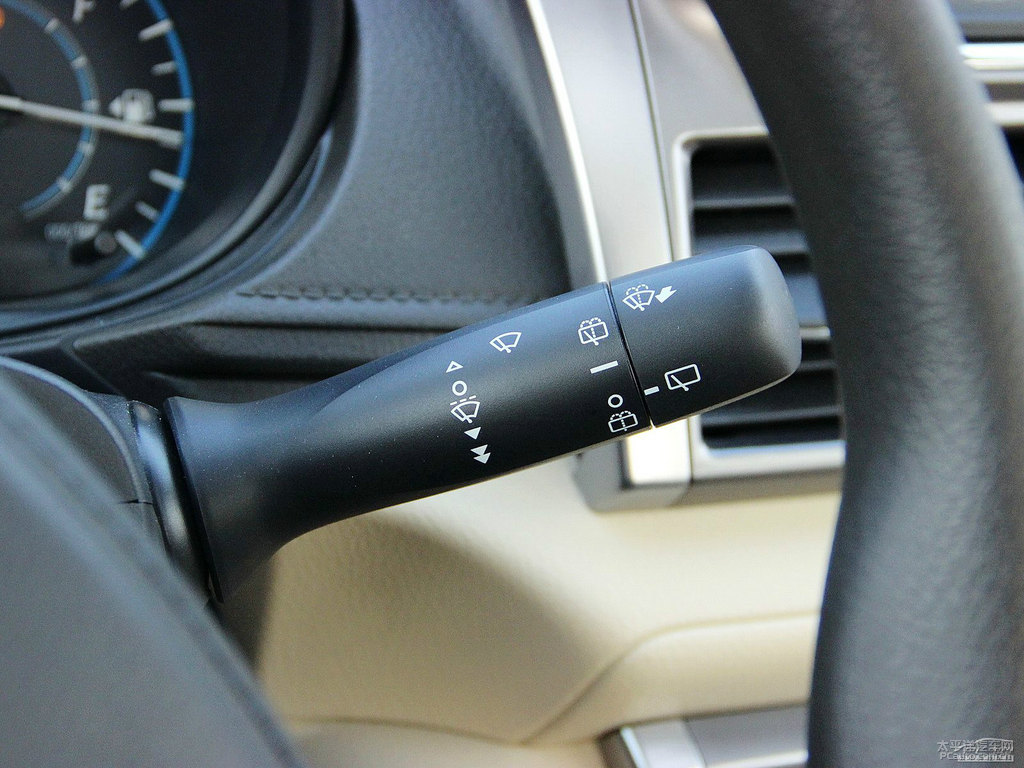 天際白YARiS L 致炫中控內(nèi)飾圖片