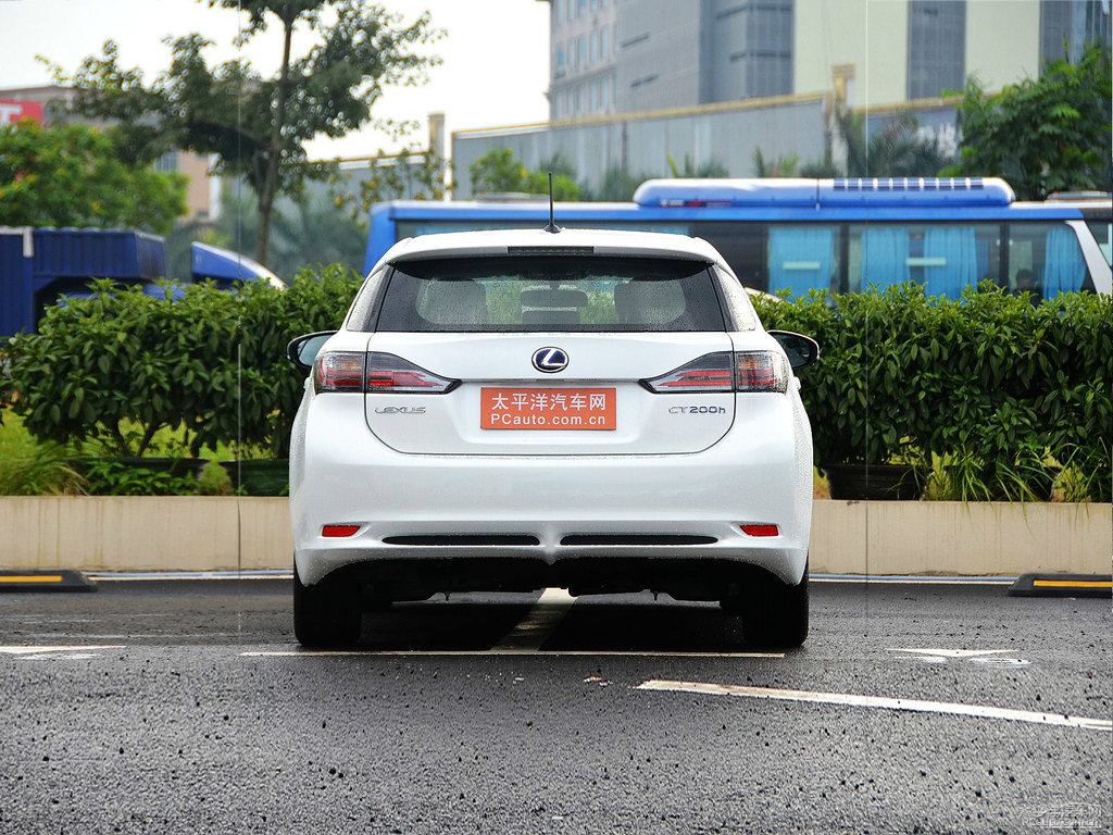 珍珠白雷克薩斯CT車尾外觀圖片
