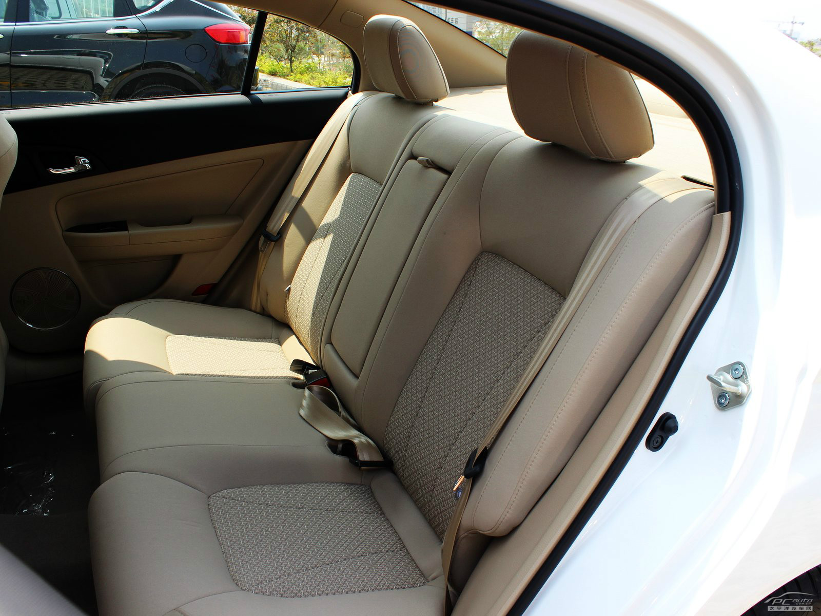 奔騰B50內(nèi)飾高清大圖