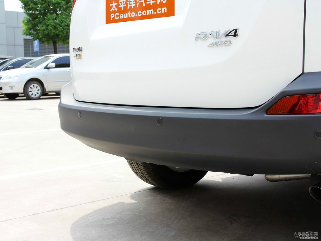 超級(jí)白R(shí)AV4榮放車(chē)尾外觀圖片