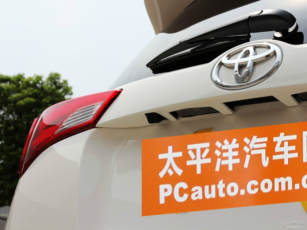 超級白RAV4榮放車尾外觀圖片