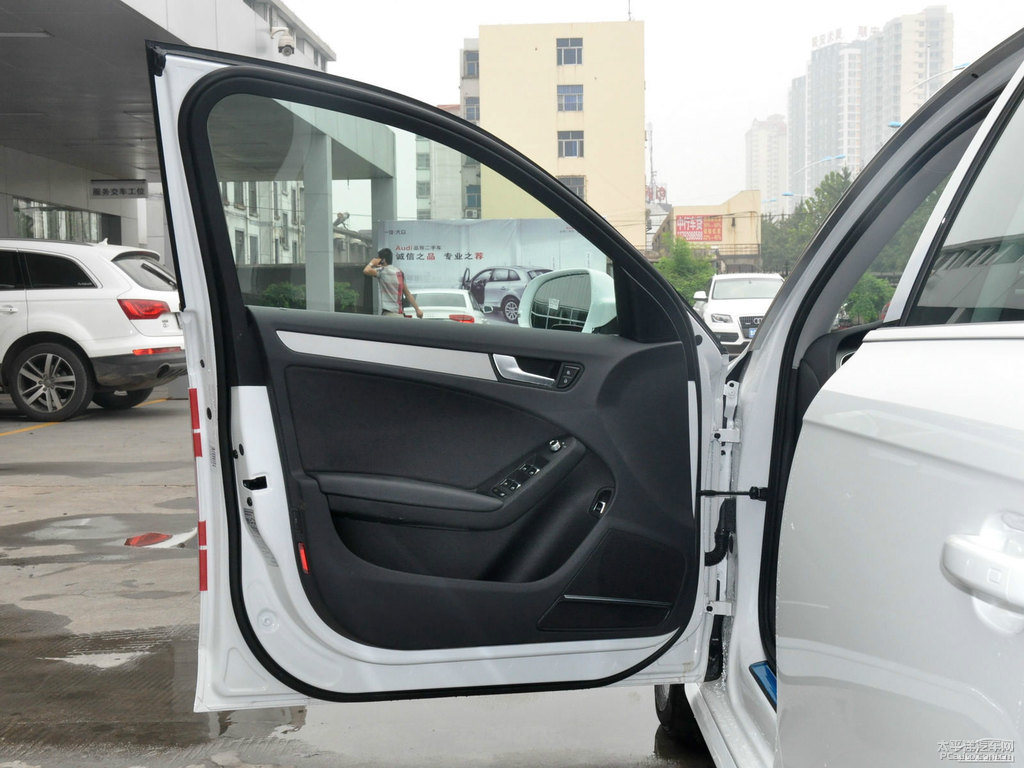 朱鷺白奧迪A4L車廂內(nèi)飾圖片