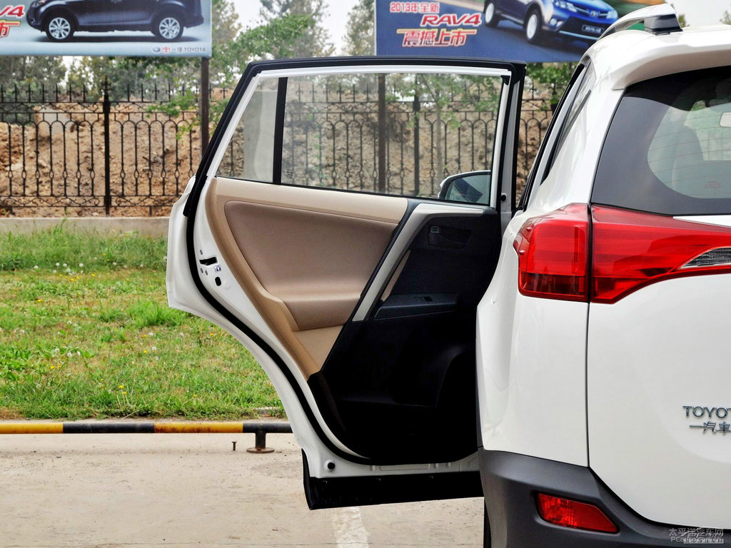 超級白RAV4榮放車廂內(nèi)飾圖片