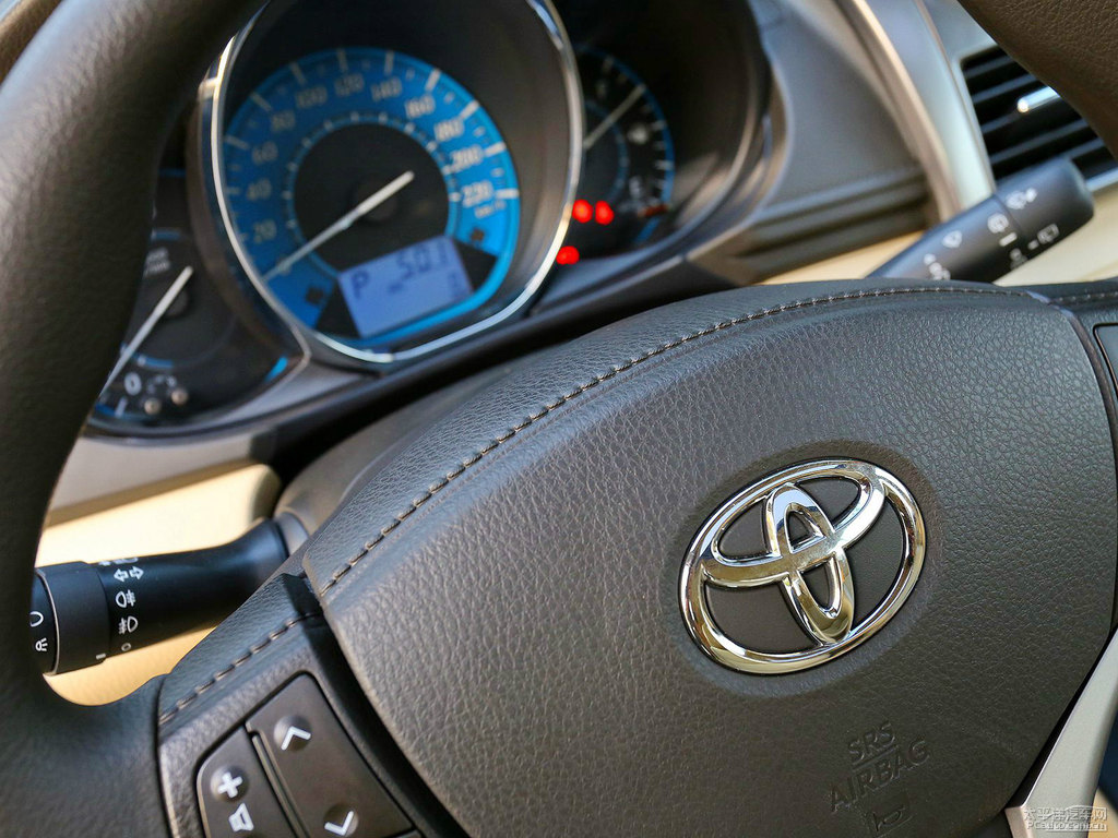 炫彩綠YARiS L 致炫中控內飾圖片