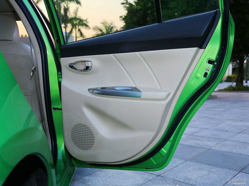 炫彩綠YARiS L 致炫車廂內(nèi)飾圖片