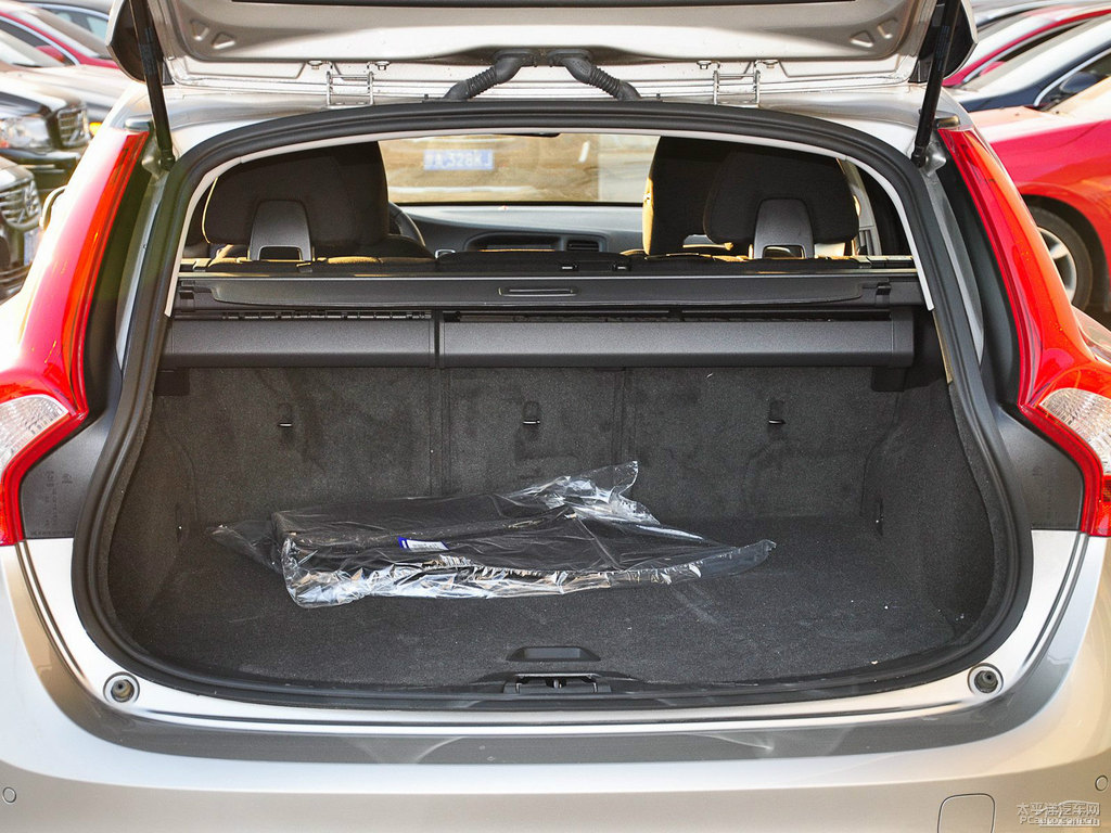 海貝灰沃爾沃V60后備廂空間圖片