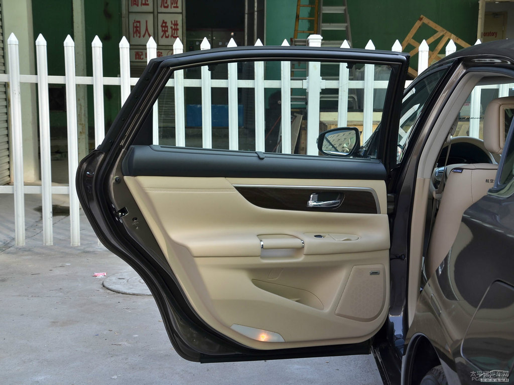 琥珀金天籟車(chē)廂內(nèi)飾圖片