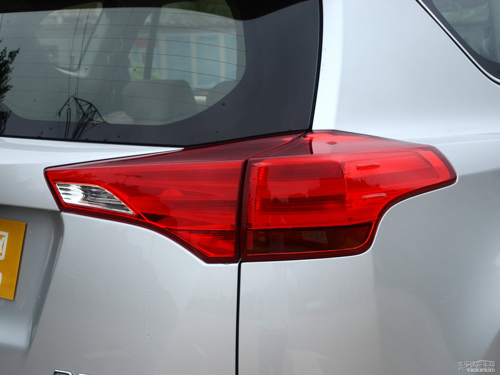 銀色RAV4榮放車尾外觀圖片