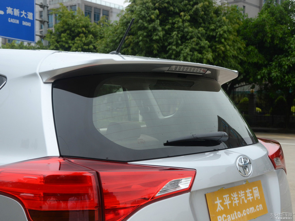 銀色RAV4榮放車尾外觀圖片