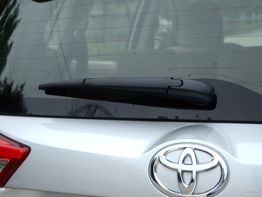 銀色RAV4榮放車尾外觀圖片